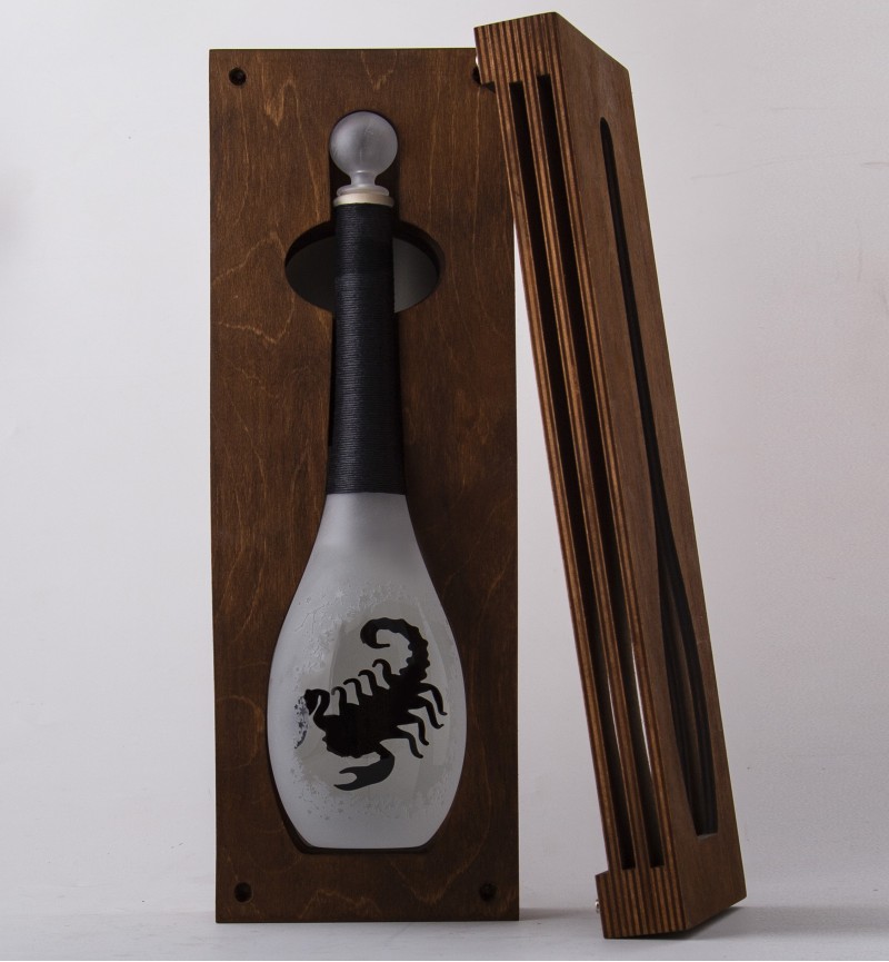 Скорпион знак зодиака внутри бутылки с "Царской"